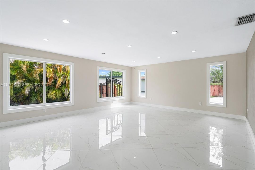 出租: $5,500 (4 贝兹, 3 浴室, 1796 平方英尺)