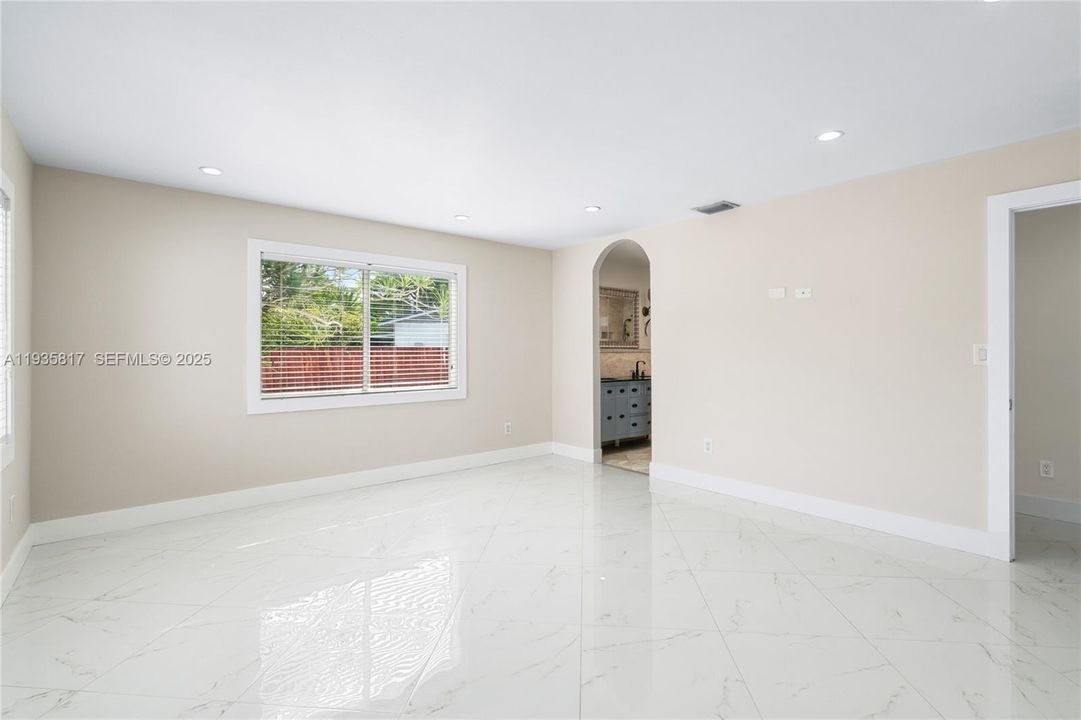 出租: $5,500 (4 贝兹, 3 浴室, 1796 平方英尺)