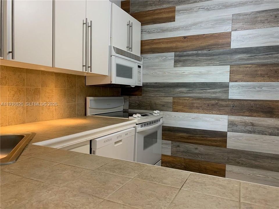 В аренду: $2,000 (1 спален, 1 ванн, 817 Квадратных фут)