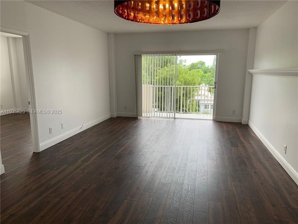 В аренду: $2,000 (1 спален, 1 ванн, 817 Квадратных фут)