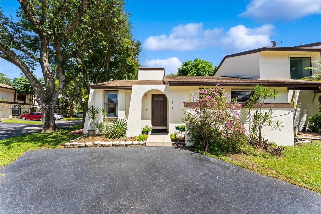 For Rent: $3,000 (3 beds, 2 baths, 1183 Square Feet)