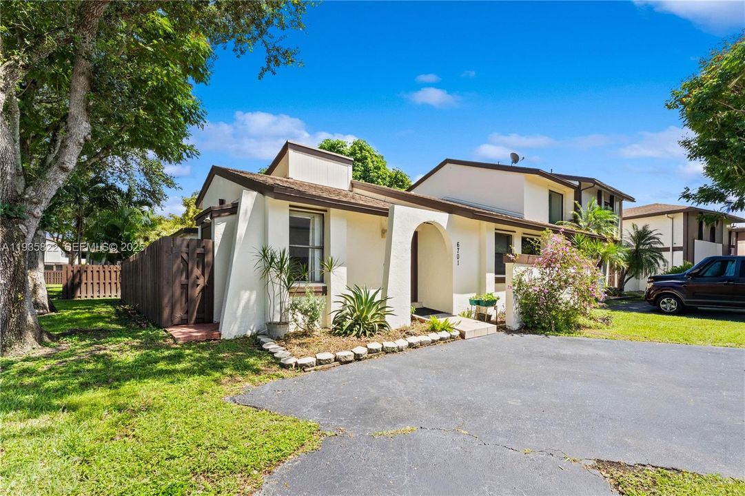 For Rent: $3,000 (3 beds, 2 baths, 1183 Square Feet)