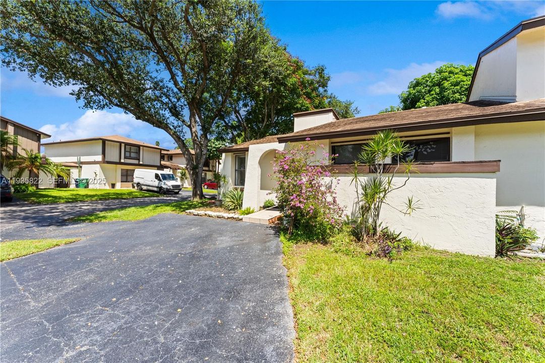 For Rent: $3,000 (3 beds, 2 baths, 1183 Square Feet)