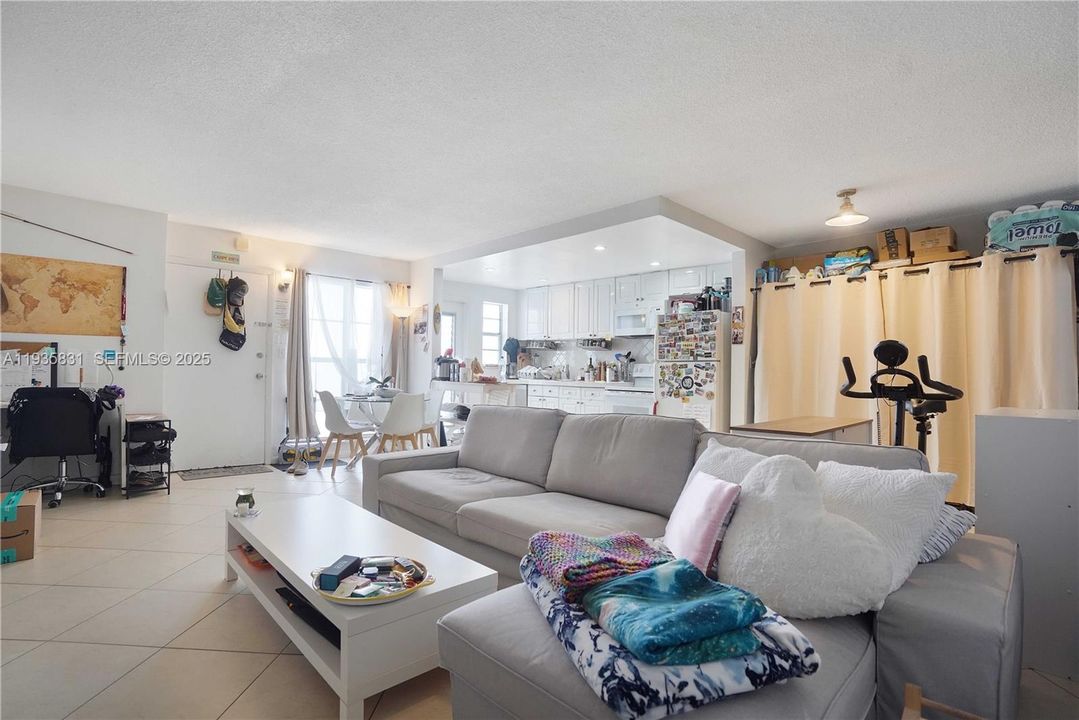 For Sale: $297,000 (1 beds, 1 baths, 768 Square Feet)