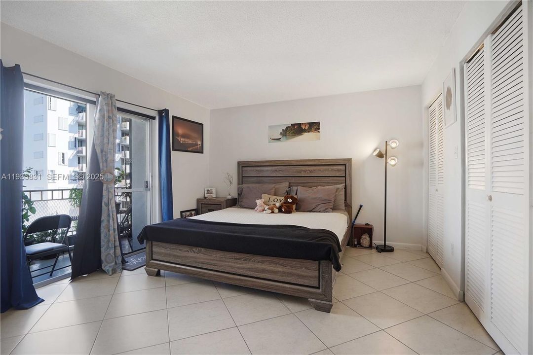 For Sale: $297,000 (1 beds, 1 baths, 768 Square Feet)