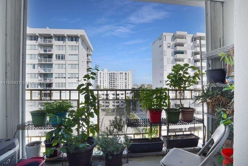 For Sale: $297,000 (1 beds, 1 baths, 768 Square Feet)