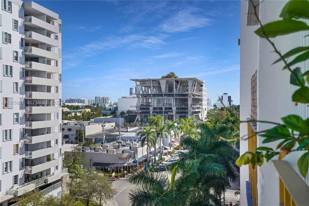 For Sale: $297,000 (1 beds, 1 baths, 768 Square Feet)