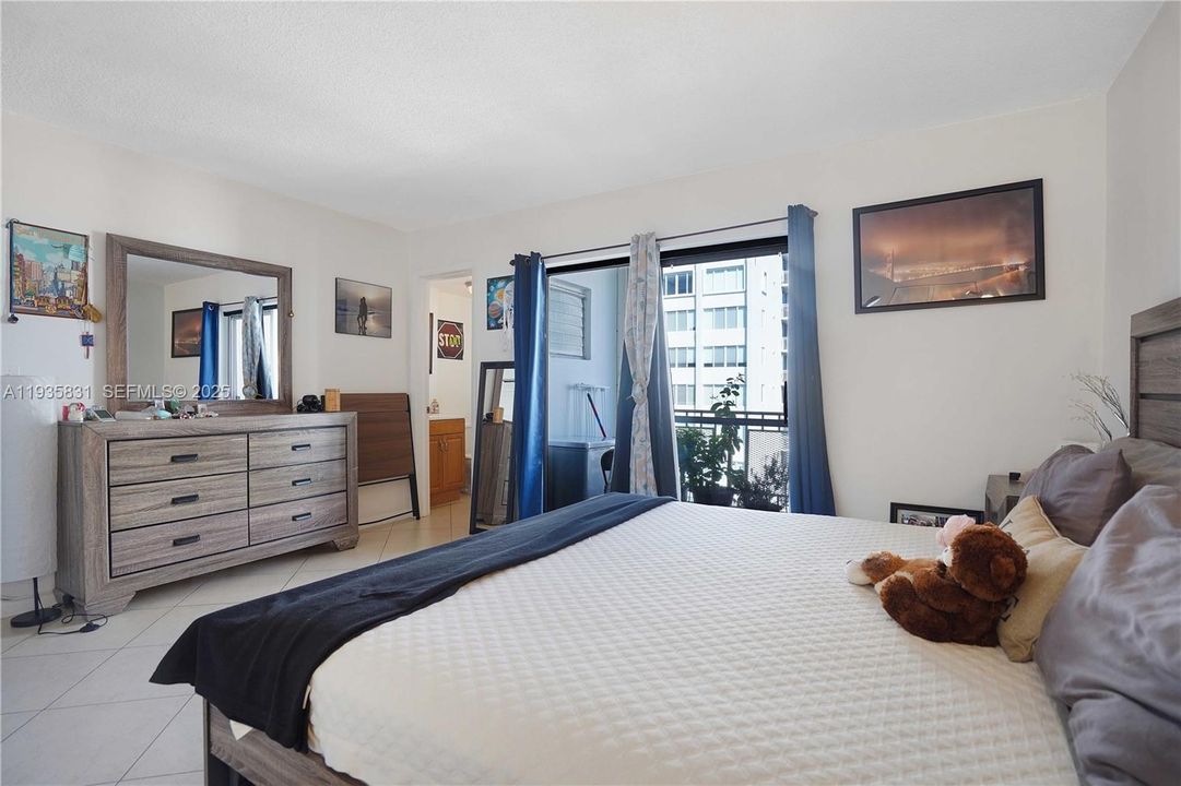 For Sale: $297,000 (1 beds, 1 baths, 768 Square Feet)