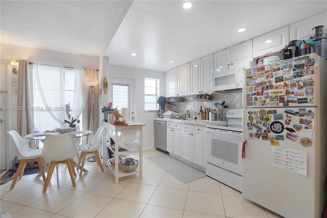 For Sale: $297,000 (1 beds, 1 baths, 768 Square Feet)