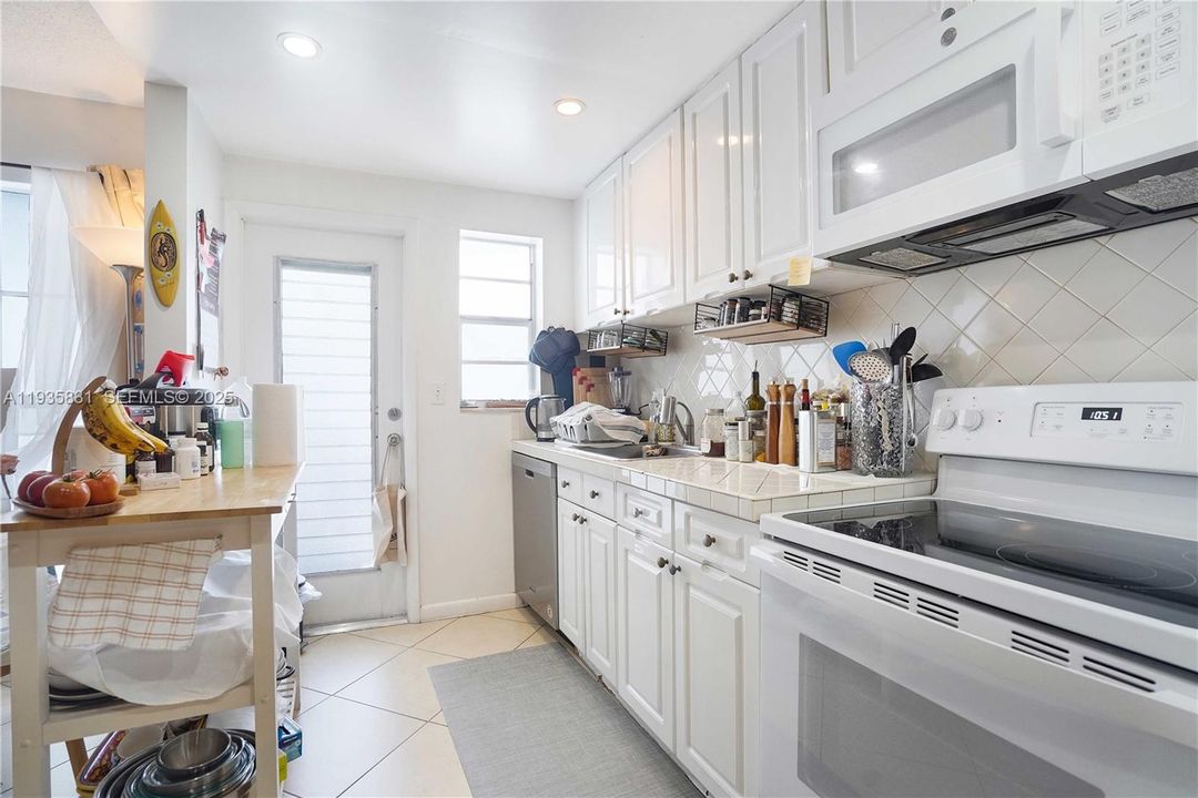 For Sale: $297,000 (1 beds, 1 baths, 768 Square Feet)