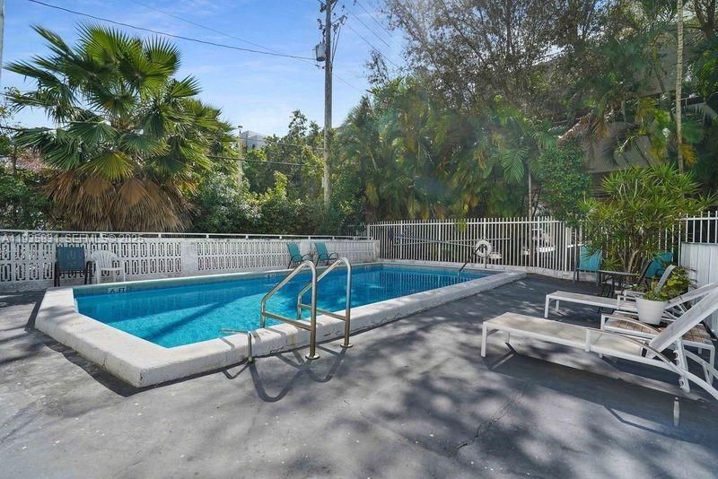 For Sale: $297,000 (1 beds, 1 baths, 768 Square Feet)