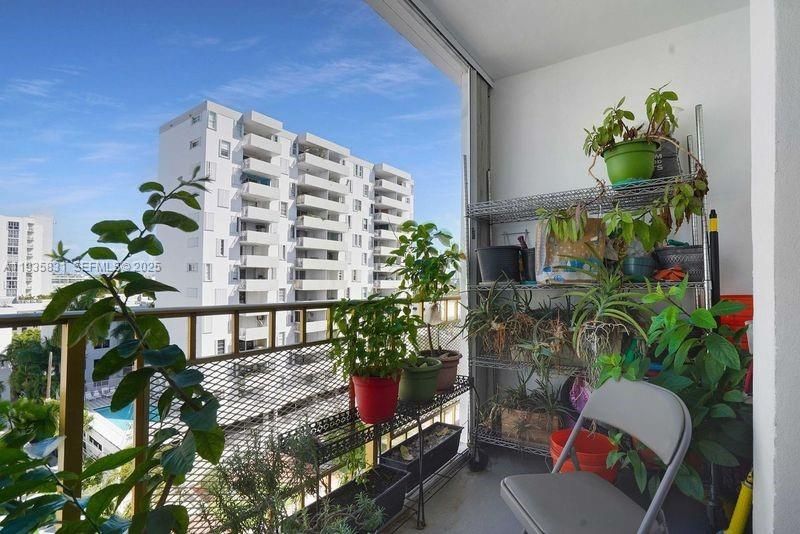 For Sale: $297,000 (1 beds, 1 baths, 768 Square Feet)