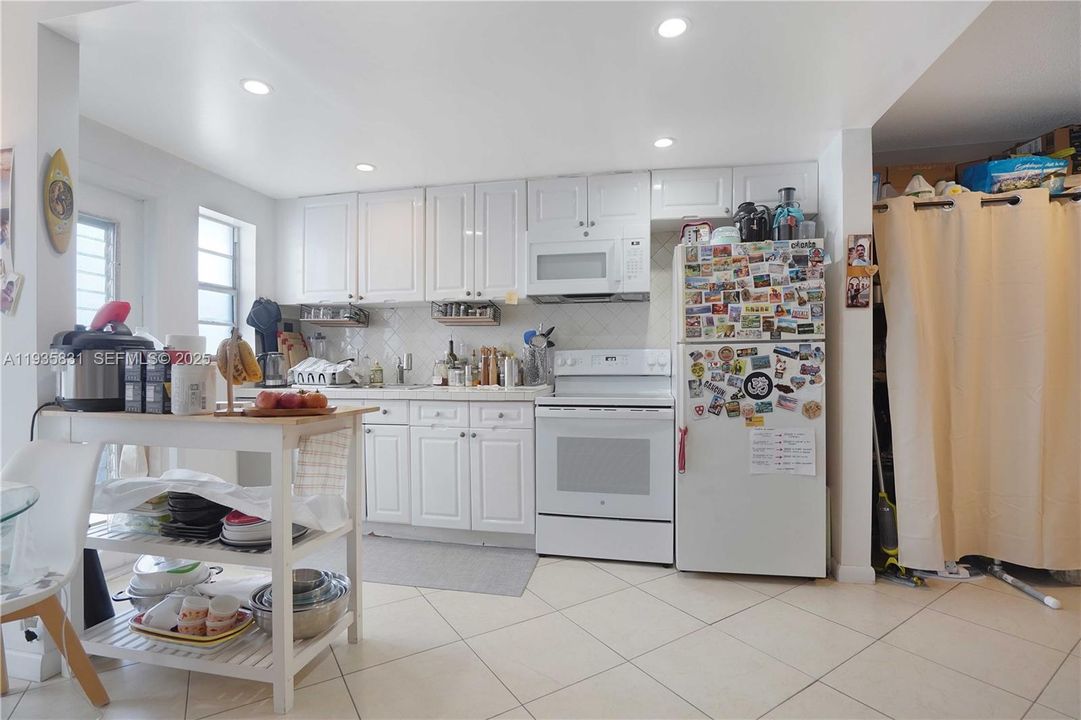 For Sale: $297,000 (1 beds, 1 baths, 768 Square Feet)