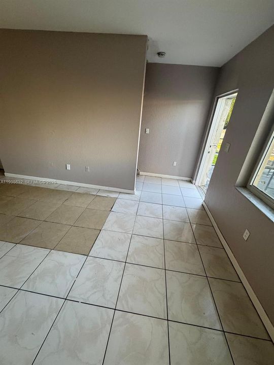 В аренду: $1,750 (2 спален, 1 ванн, 930 Квадратных фут)