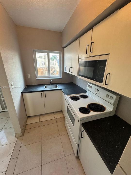 В аренду: $1,750 (2 спален, 1 ванн, 930 Квадратных фут)