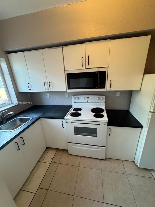 В аренду: $1,750 (2 спален, 1 ванн, 930 Квадратных фут)