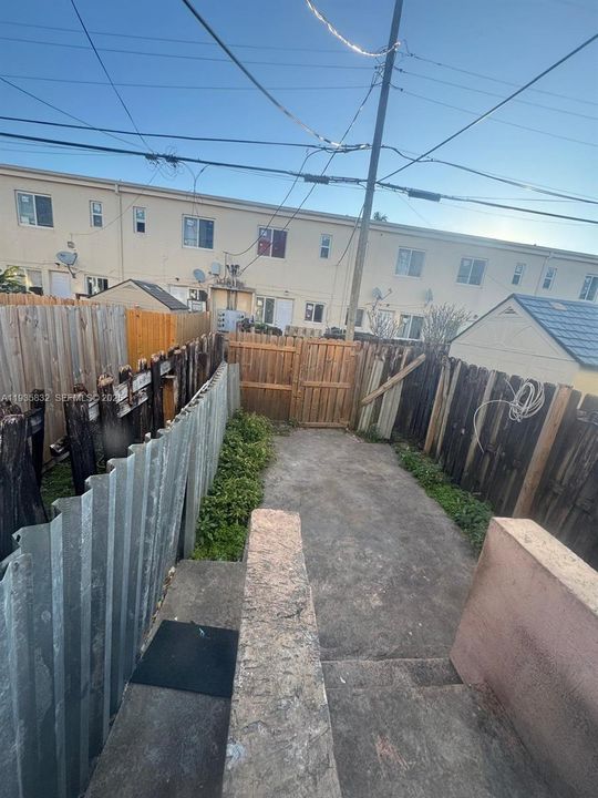 В аренду: $1,750 (2 спален, 1 ванн, 930 Квадратных фут)