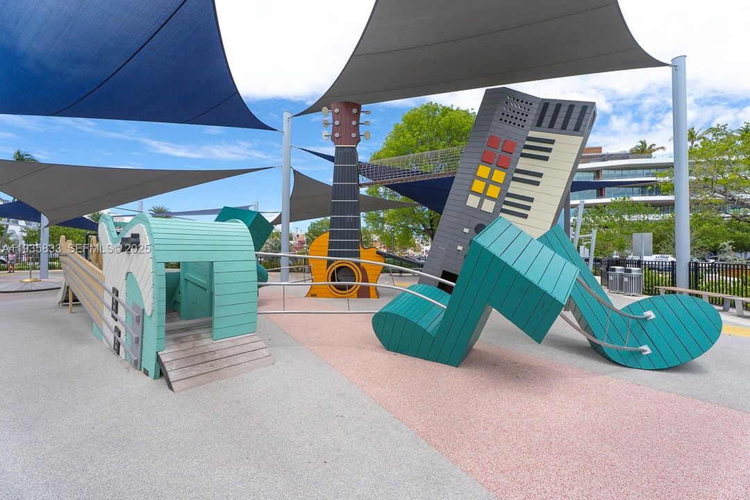 : $570,000 (1 贝兹, 1 浴室, 757 平方英尺)