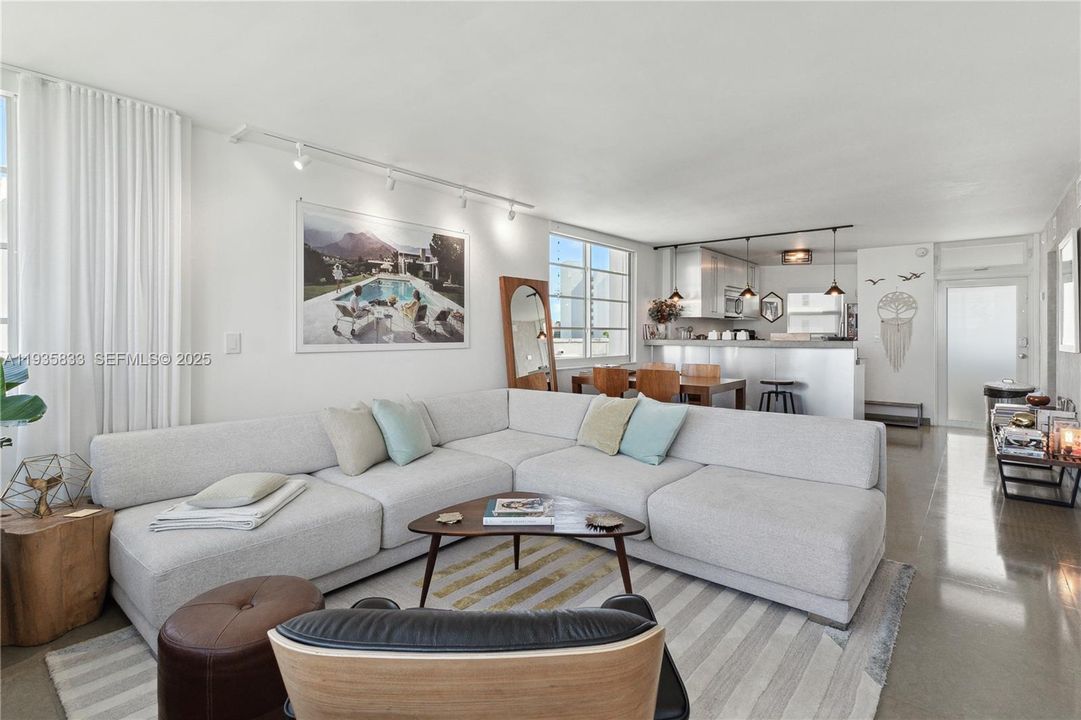 : $570,000 (1 贝兹, 1 浴室, 757 平方英尺)