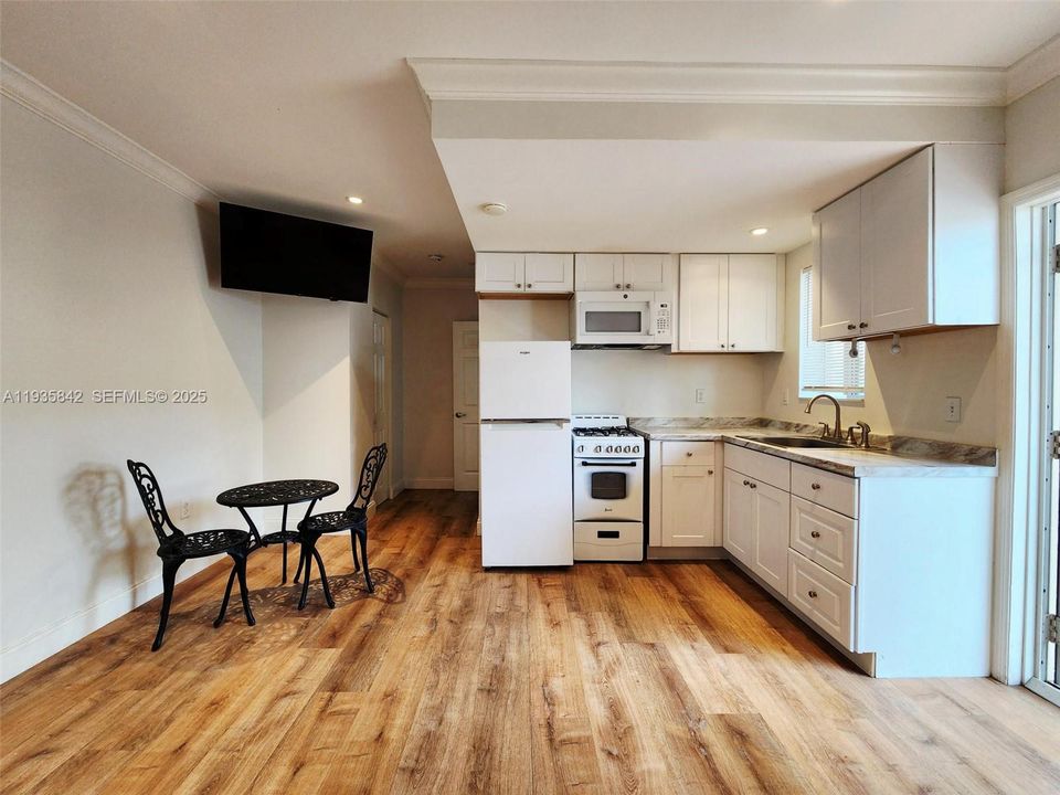 В аренду: $1,950 (0 спален, 1 ванн, 325 Квадратных фут)