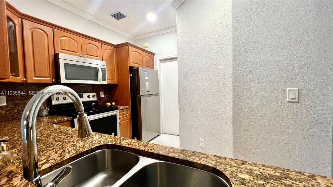 В аренду: $3,700 (3 спален, 2 ванн, 1650 Квадратных фут)