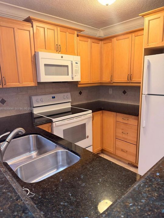 В аренду: $2,000 (2 спален, 2 ванн, 800 Квадратных фут)