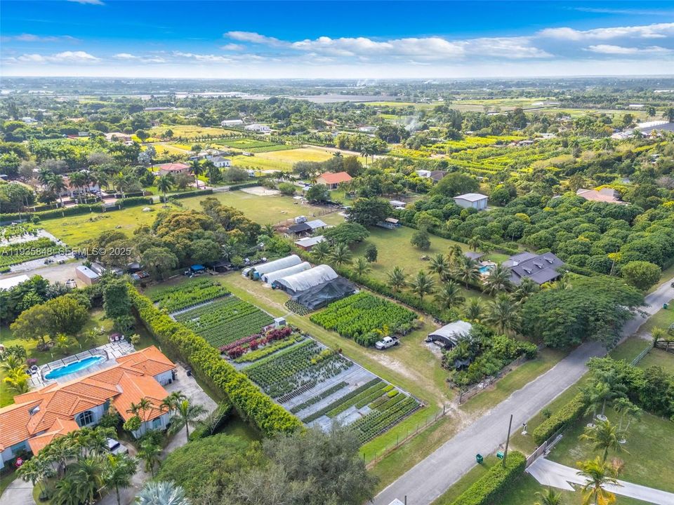 待售: $480,000 (1.26 acres)