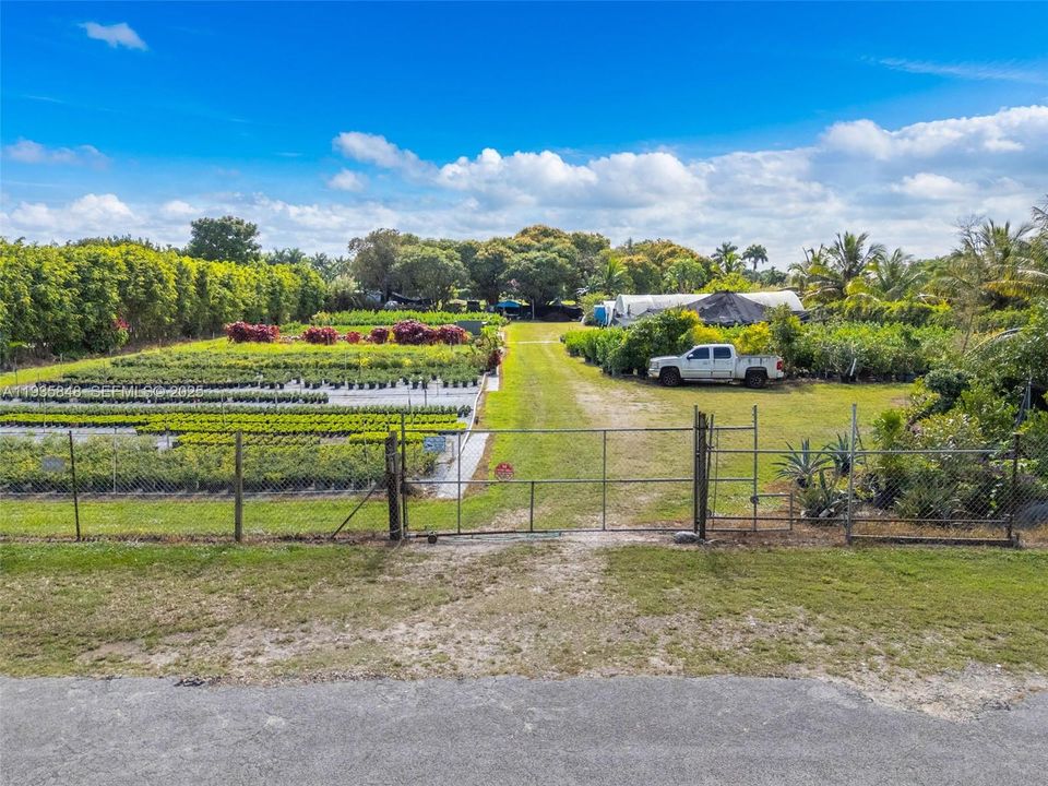 待售: $480,000 (1.26 acres)