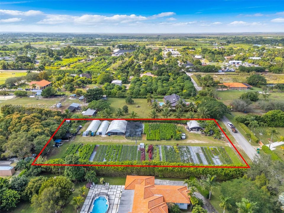 待售: $480,000 (1.26 acres)