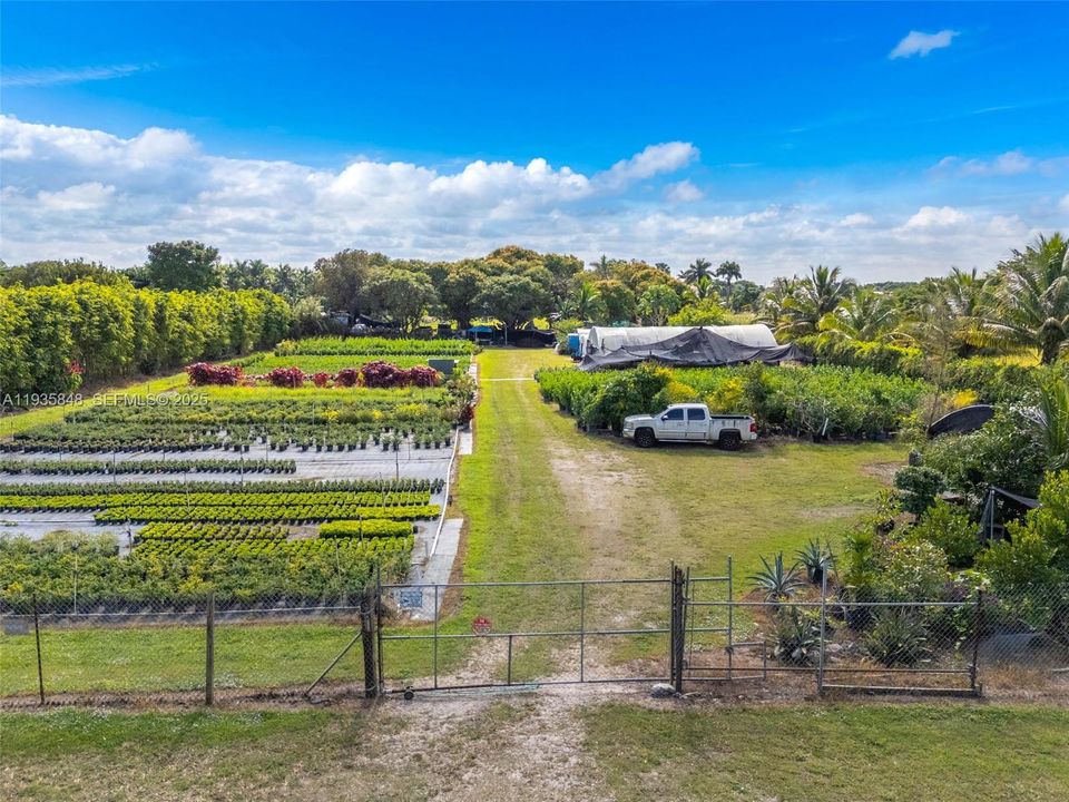 待售: $480,000 (1.26 acres)