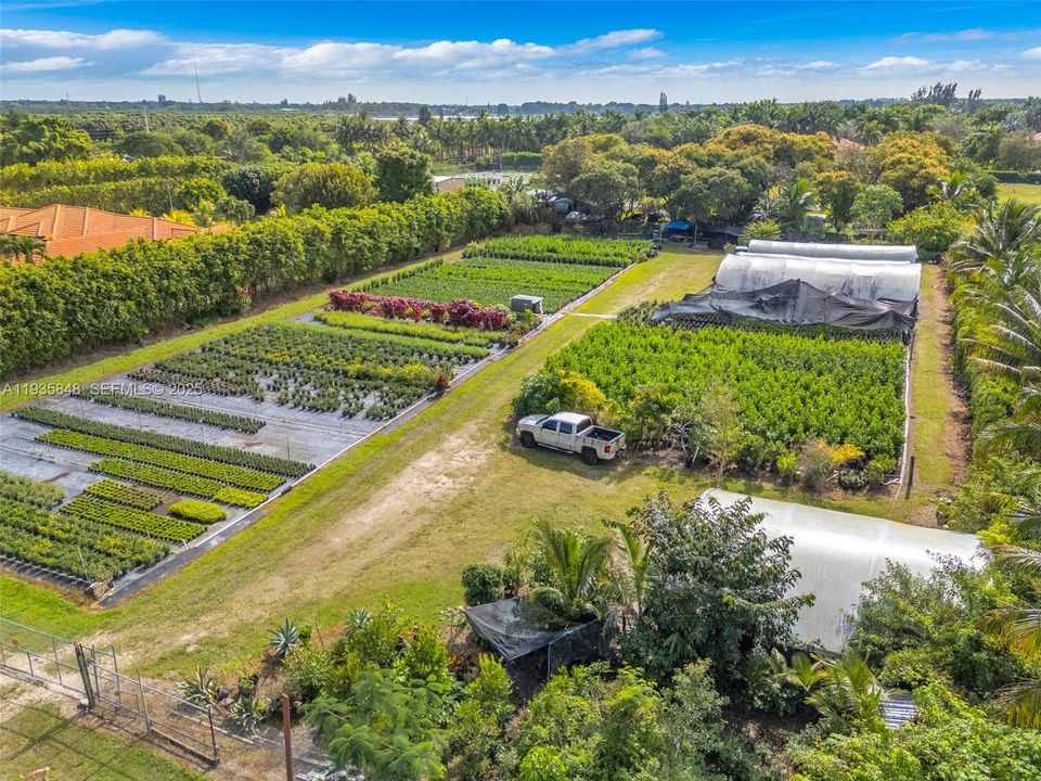 待售: $480,000 (1.26 acres)