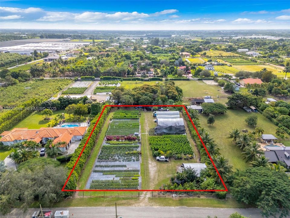 待售: $480,000 (1.26 acres)