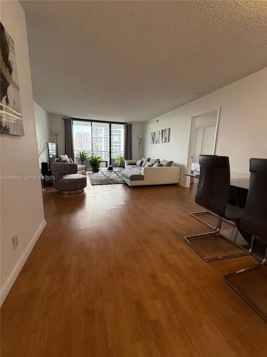 For Sale: $329,000 (2 beds, 2 baths, 1062 Square Feet)