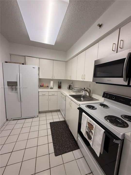For Sale: $329,000 (2 beds, 2 baths, 1062 Square Feet)