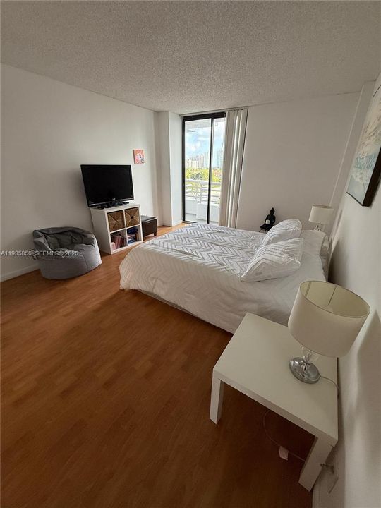 For Sale: $329,000 (2 beds, 2 baths, 1062 Square Feet)