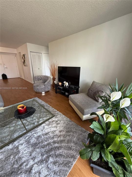 For Sale: $329,000 (2 beds, 2 baths, 1062 Square Feet)