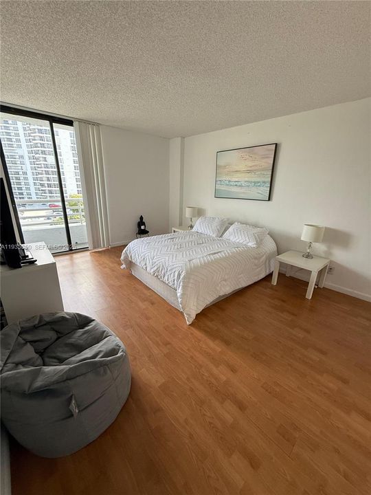 For Sale: $329,000 (2 beds, 2 baths, 1062 Square Feet)