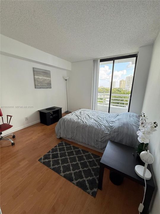 For Sale: $329,000 (2 beds, 2 baths, 1062 Square Feet)