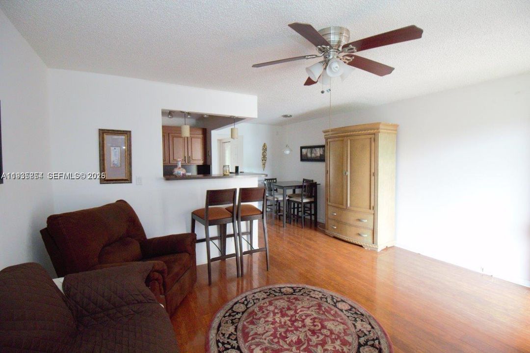 出租: $1,800 (1 贝兹, 1 浴室, 685 平方英尺)