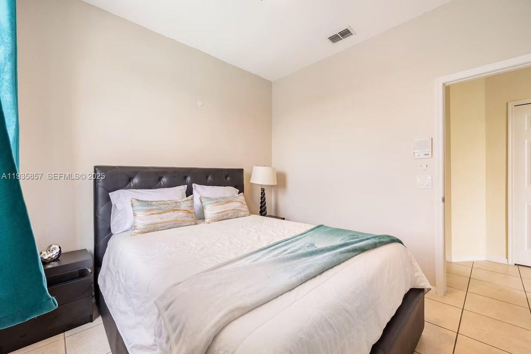 For Rent: $2,800 (5 beds, 2 baths, 0 Square Feet)