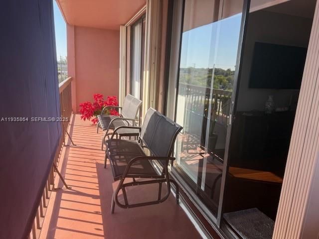 For Sale: $385,000 (2 beds, 2 baths, 1060 Square Feet)