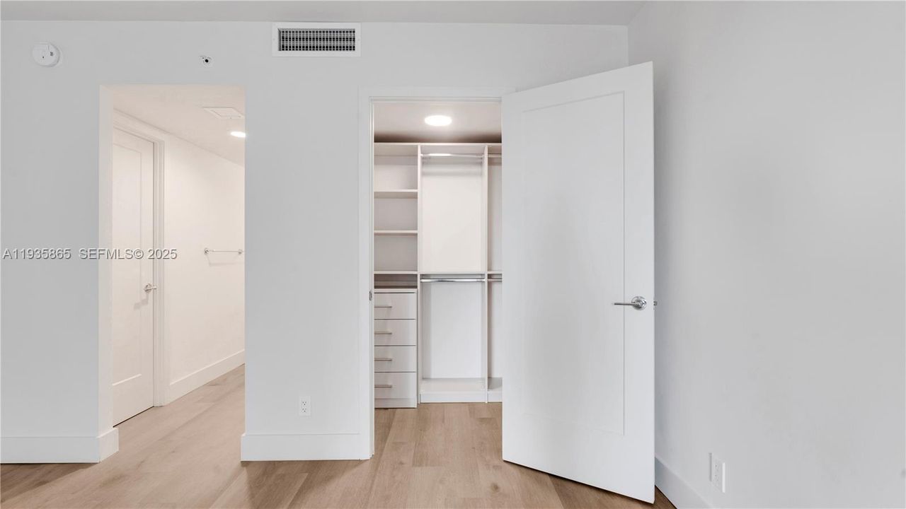 В аренду: $4,154 (1 спален, 1 ванн, 1036 Квадратных фут)