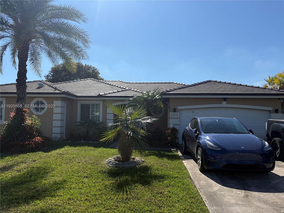 En Venta: $735,000 (4 camas, 2 baños, 1967 Pies cuadrados)