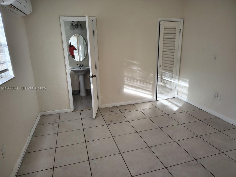 For Rent: $1,300 (0 beds, 1 baths, 400 Square Feet)