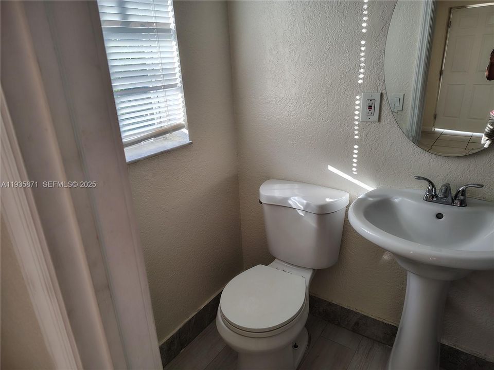 For Rent: $1,300 (0 beds, 1 baths, 400 Square Feet)