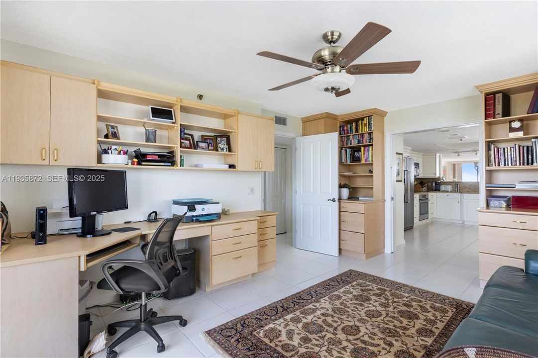 出租: $6,000 (3 贝兹, 2 浴室, 2701 平方英尺)