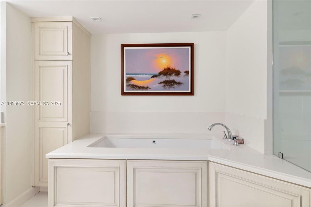 出租: $6,000 (3 贝兹, 2 浴室, 2701 平方英尺)