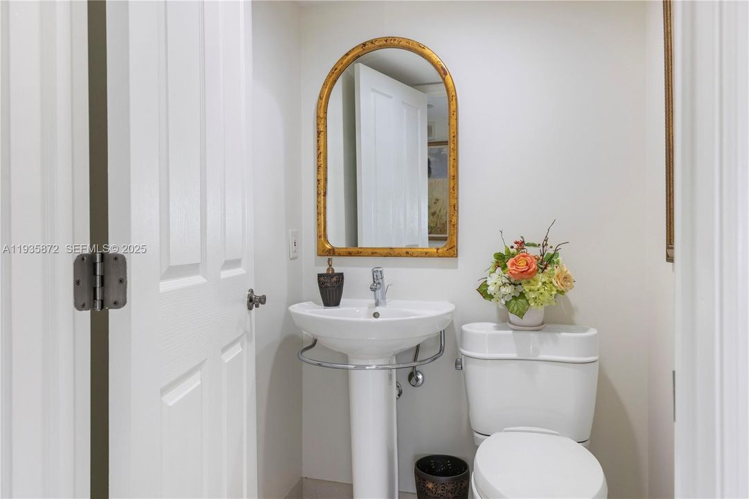 出租: $6,000 (3 贝兹, 2 浴室, 2701 平方英尺)