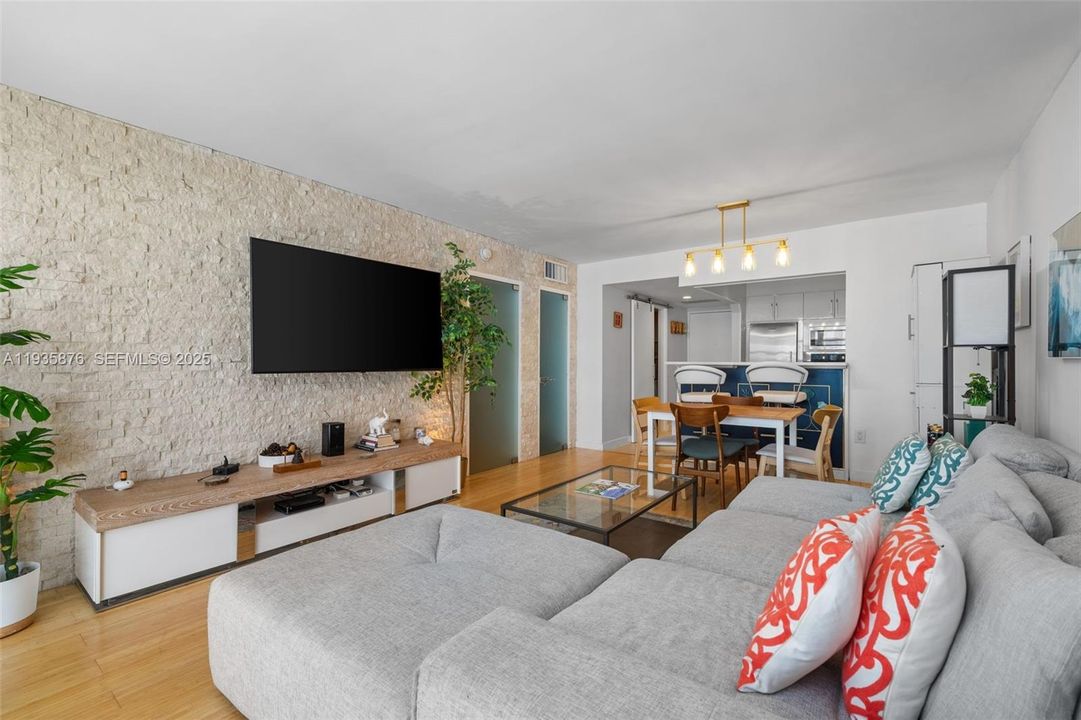 待售: $445,000 (1 贝兹, 1 浴室, 750 平方英尺)