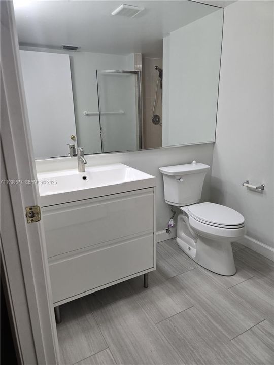 Attached bath w/ Bedroom 1